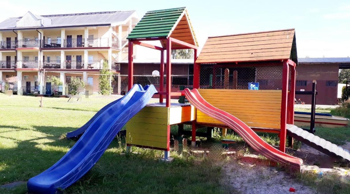 Ow Wilk - Pokoje I Domki Z Aneksami Kuchennymi, Parking, Plac Zabaw Leba Ngoại thất bức ảnh
